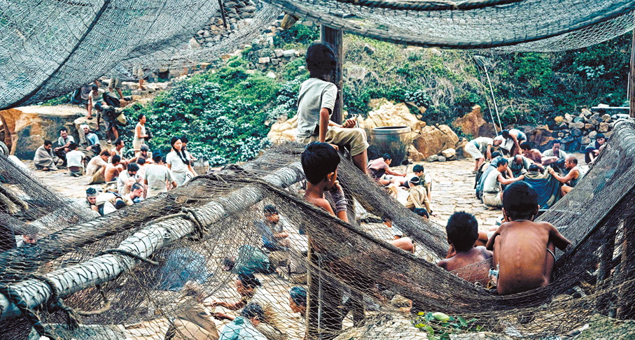 ●劇組在山坳裏搭建了一個小漁村。