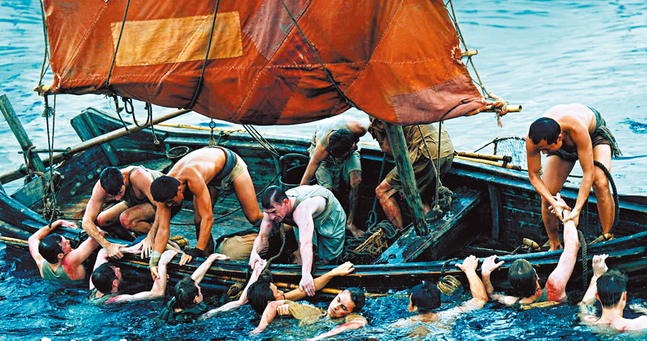 ●漁民冒着日軍的槍林彈雨，划着小舢板衝入海中，挽救了數百名英軍戰俘的生命。