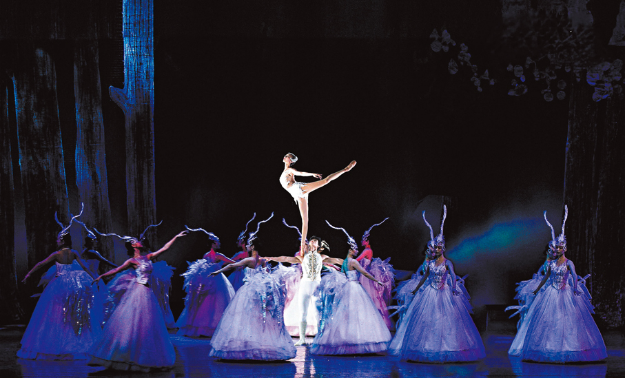 ●新版雜技芭蕾舞劇《天鵝湖》將柔美芭蕾與驚險雜技相結合。