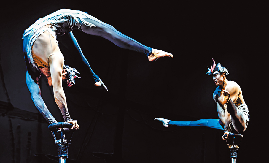 ●演出中融入20多個雜技，展示高超技巧。