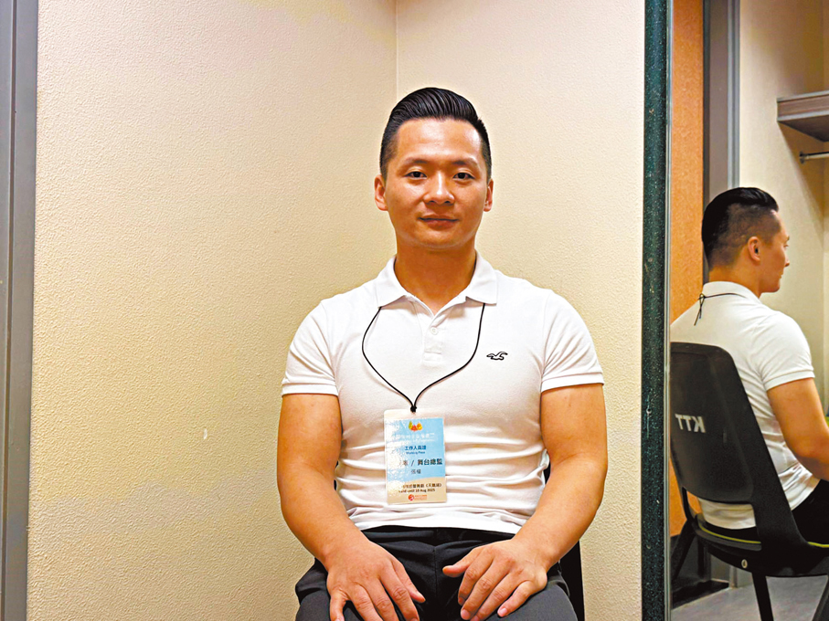 ●西安戰士戰旗雜技團團長張權。 記者丁寧  攝