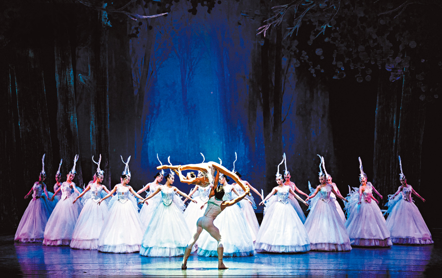 ●《天鵝湖》用高超技藝為經典注入新靈感。
