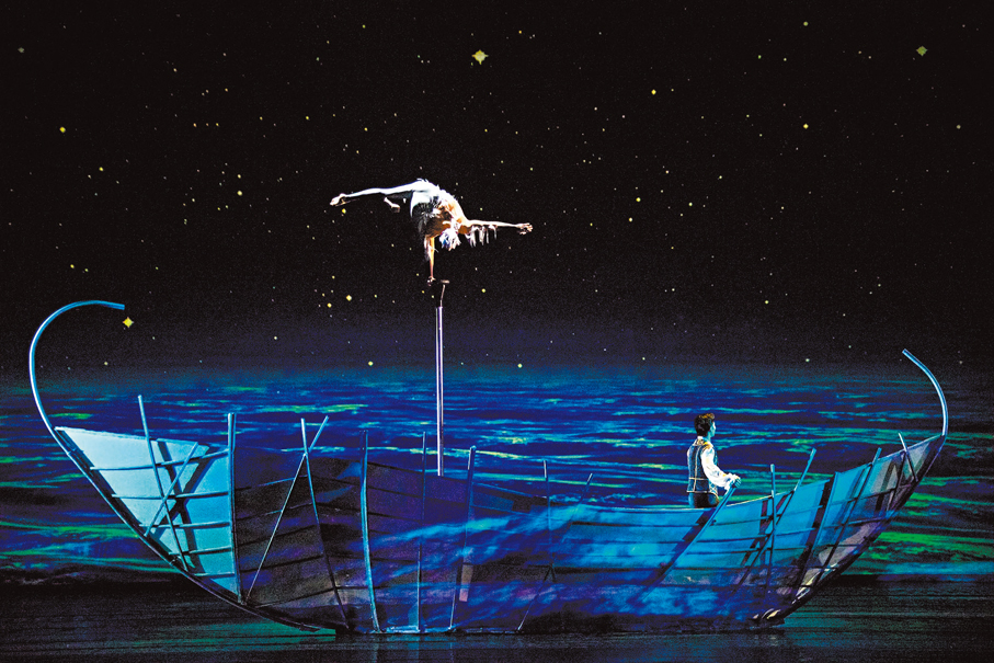 ●演出將《天鵝湖》置於東方時空中。