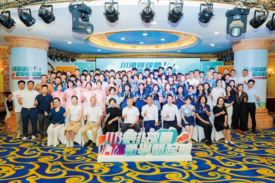 ●主禮嘉賓與兩地青年排球員在分享結業禮上合照。