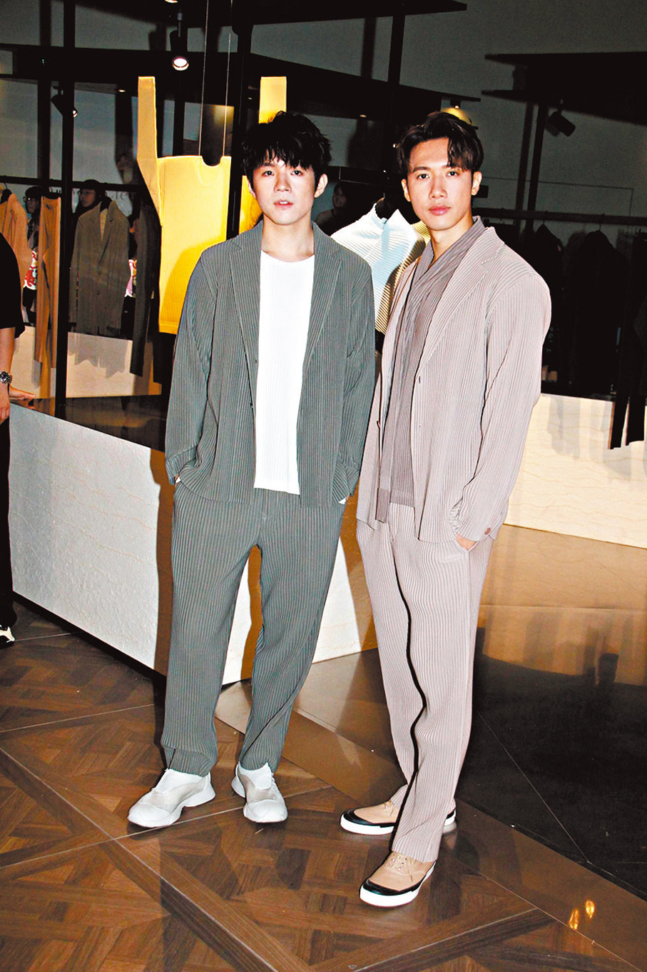 ●陳卓賢(左)和邱士縉感謝魯庭暉的栽培。  達里 攝