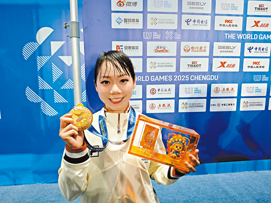 ●劉慕裳向記者展示金牌。 香港文匯報記者向芸 攝