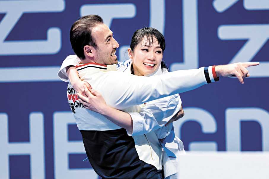 ●劉慕裳賽後與教練擁抱慶祝。 港協暨奧委會圖片