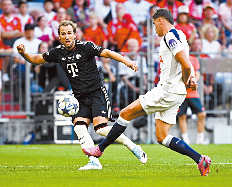 ●卡尼（左）在熱身賽倒戈鬥熱刺，入球後未有慶祝。 美聯社