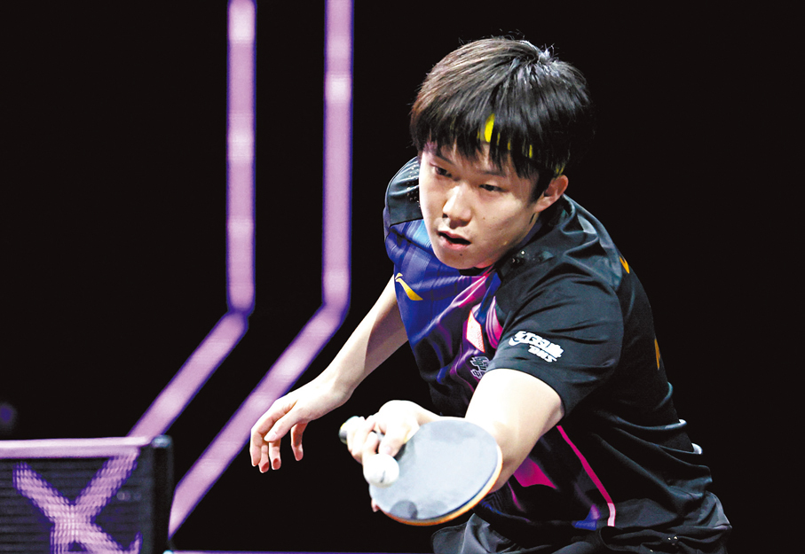 ●王楚欽在比賽中回球。 新華社