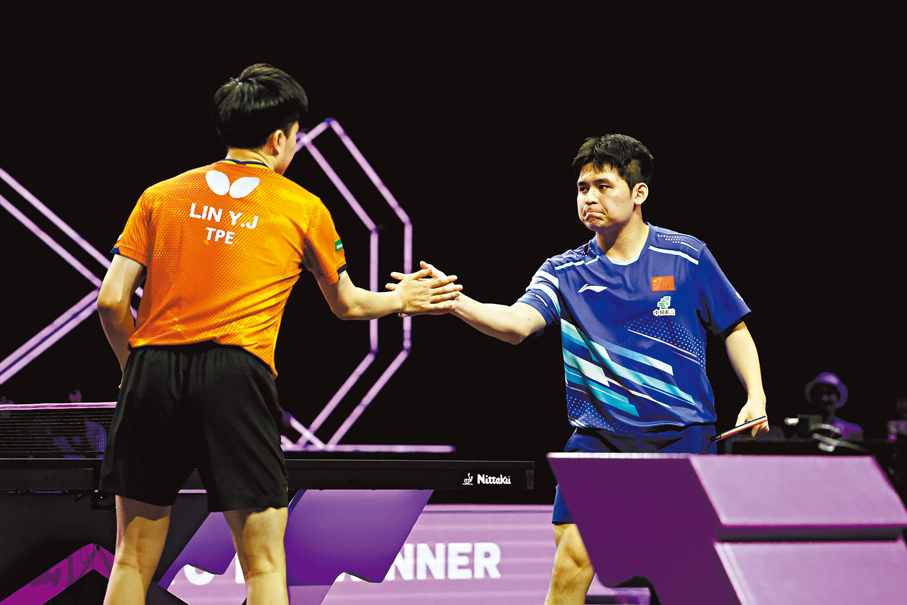 ●林詩棟（右）和林昀儒在賽後相互致意。 新華社