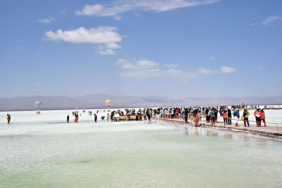 ●「天空之鏡」茶卡鹽湖，被國家旅遊地理雜誌評為「人一生要去的55個地方」之一。