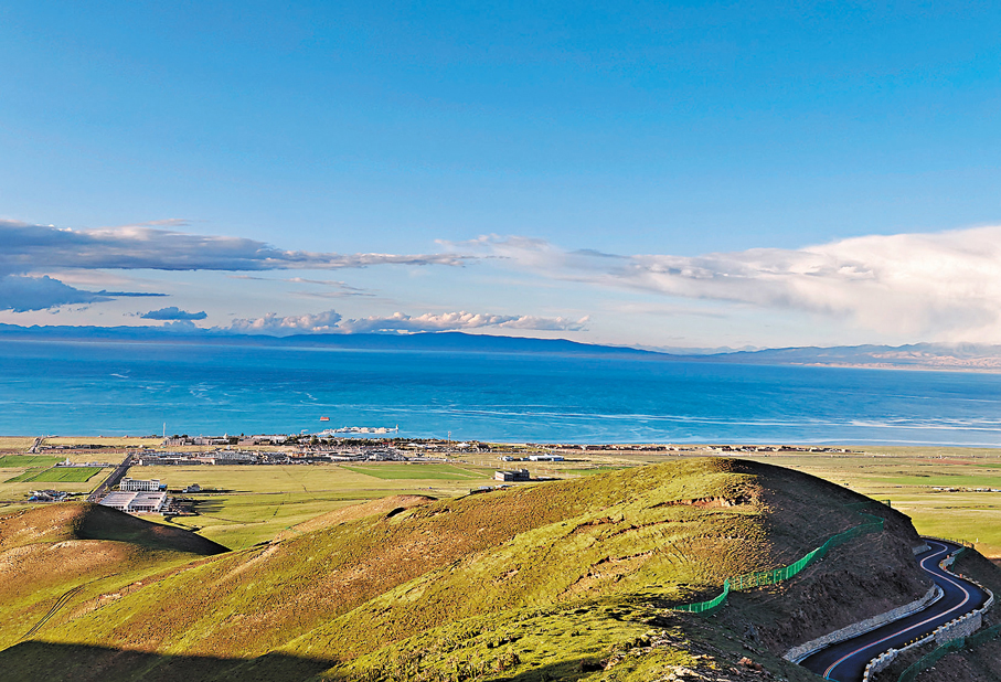 ●青海湖像一顆巨大的「藍寶石」鑲嵌在青藏高原東北部。