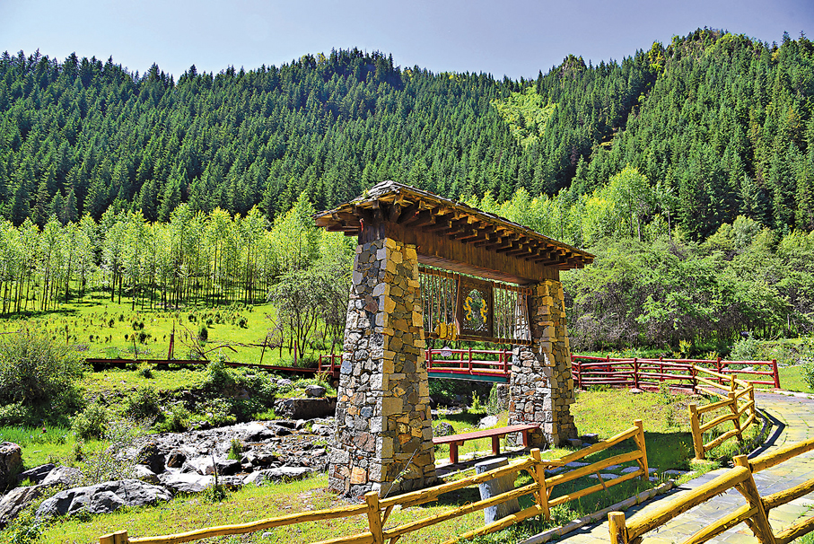 ●仙米國家森林公園聚陽溝景區被譽為祁連山「綠寶石」。