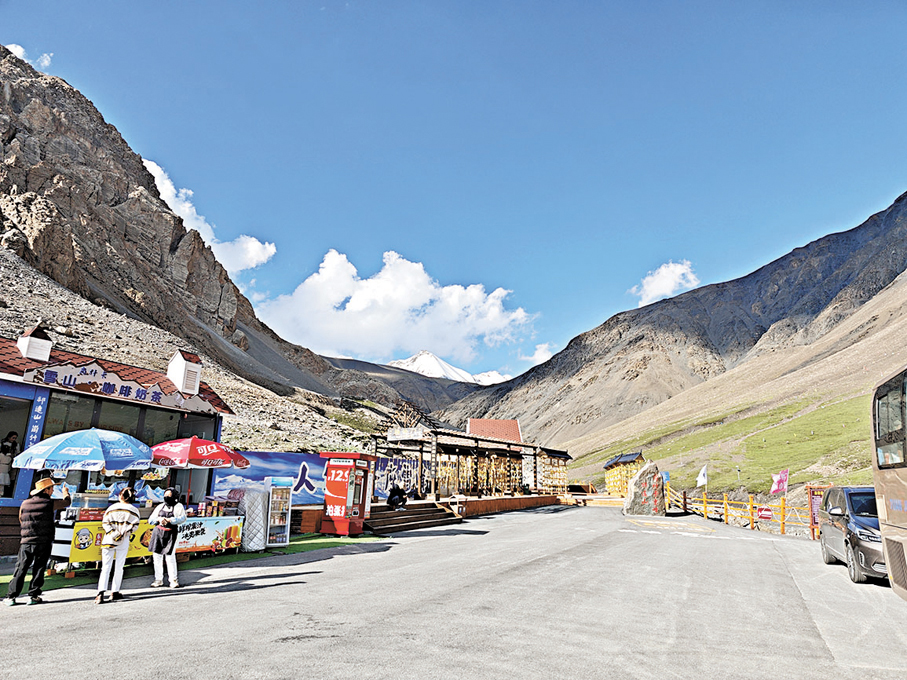 ●崗什卡雪峰，是內地著名演員吳京主演的電影《攀登者》的雪山取景地。