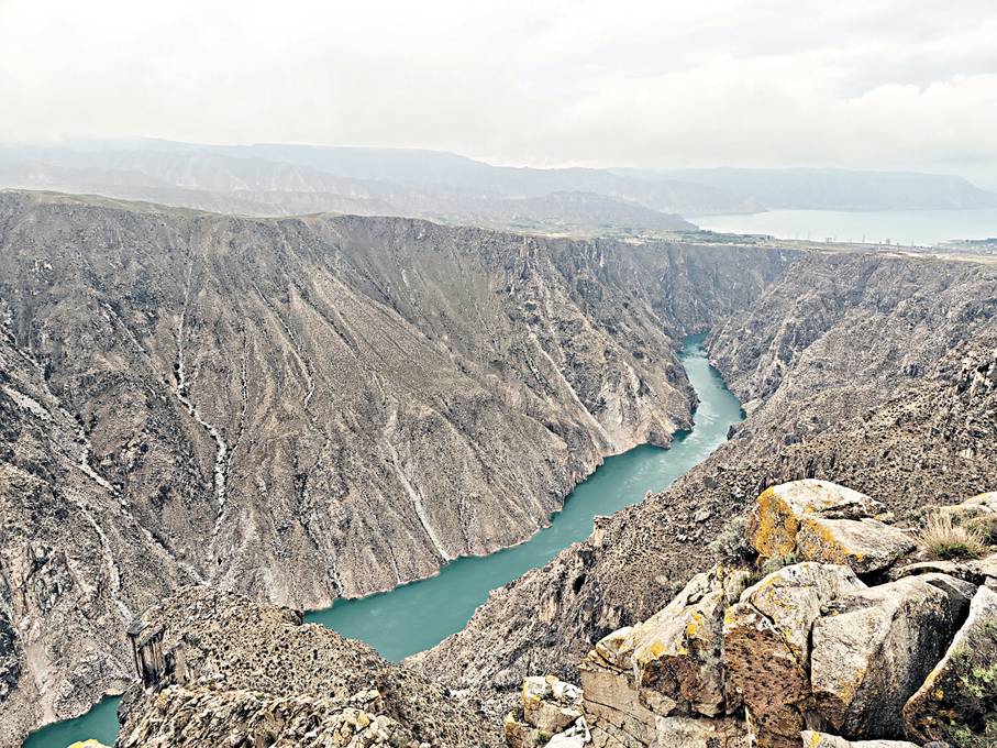 ●黃河在龍羊峽變得異常溫潤靜謐、一汪碧綠。