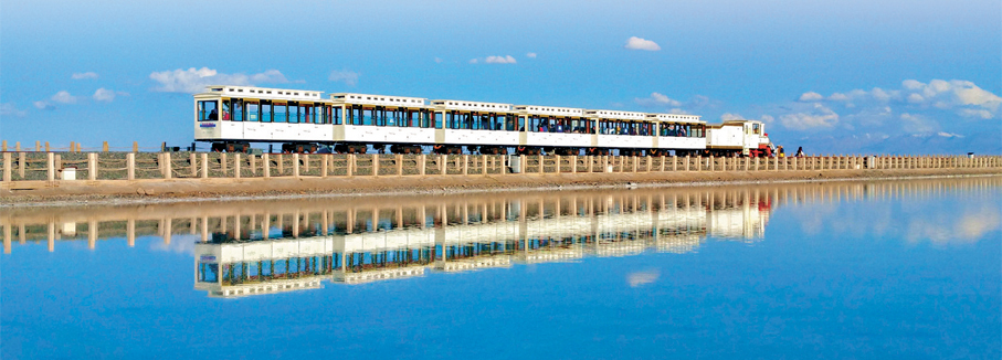 ●小火車越向湖中走，兩邊的景色就越發透亮鮮明。