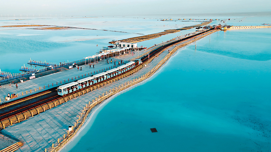 ●茶卡鹽湖通往湖心的小火車，成為網紅打卡點。