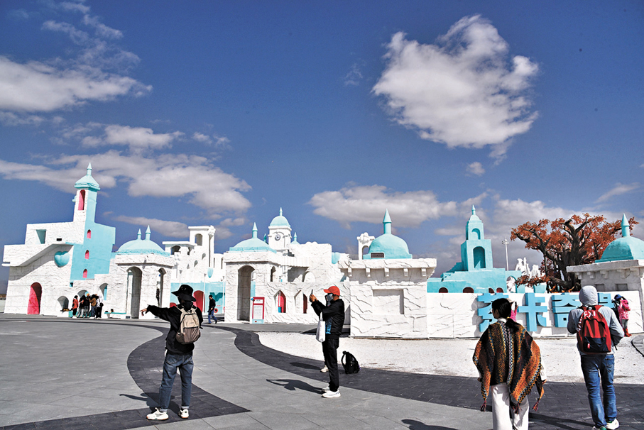 ●茶卡鹽湖鹽雕遊覽區由茶卡奇緣、瑤池仙境、鹽馬古道等主題鹽雕群組成。