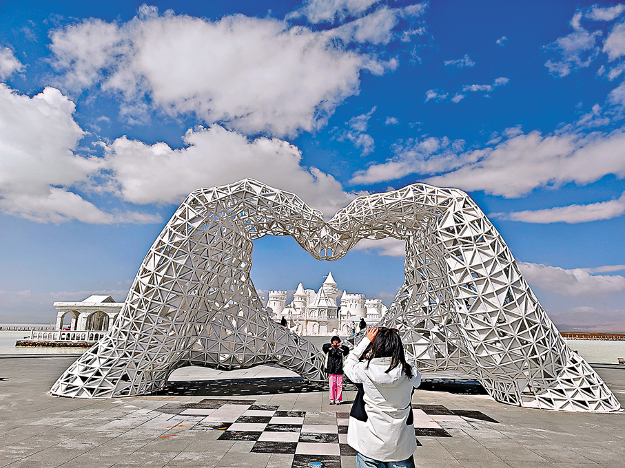 ●茶卡鹽湖鹽雕成為熱門打卡點。