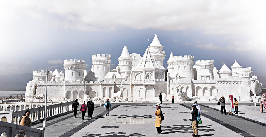 ●茶卡鹽湖鹽雕被譽為「青鹽之光」。