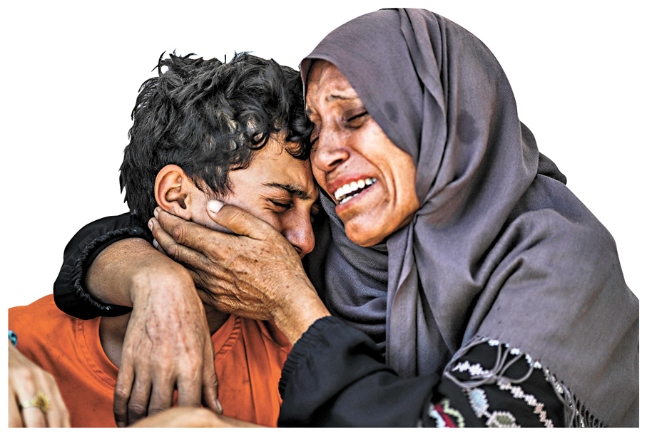 ●巴人在加沙市中心希法醫院哀悼遇難者。 新華社