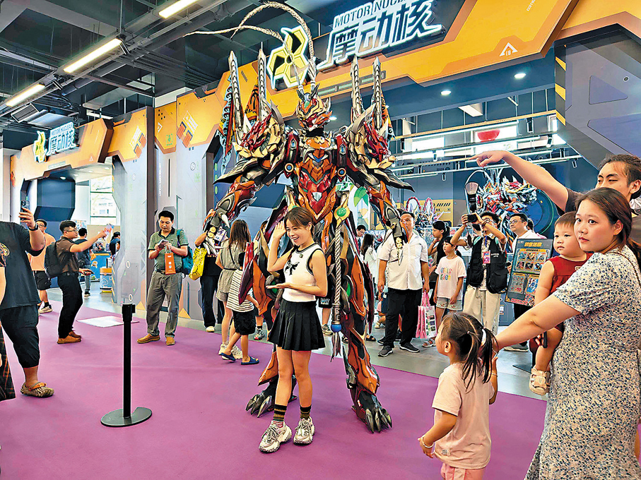 ●現場觀眾與潮玩形象互動。