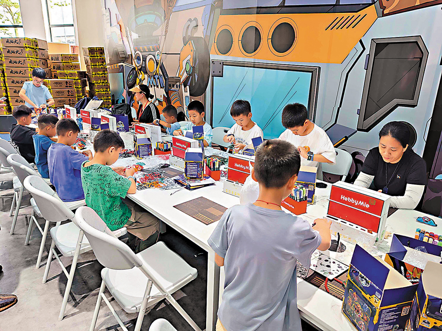 ●不少孩童購買潮玩產品後即場拼裝。