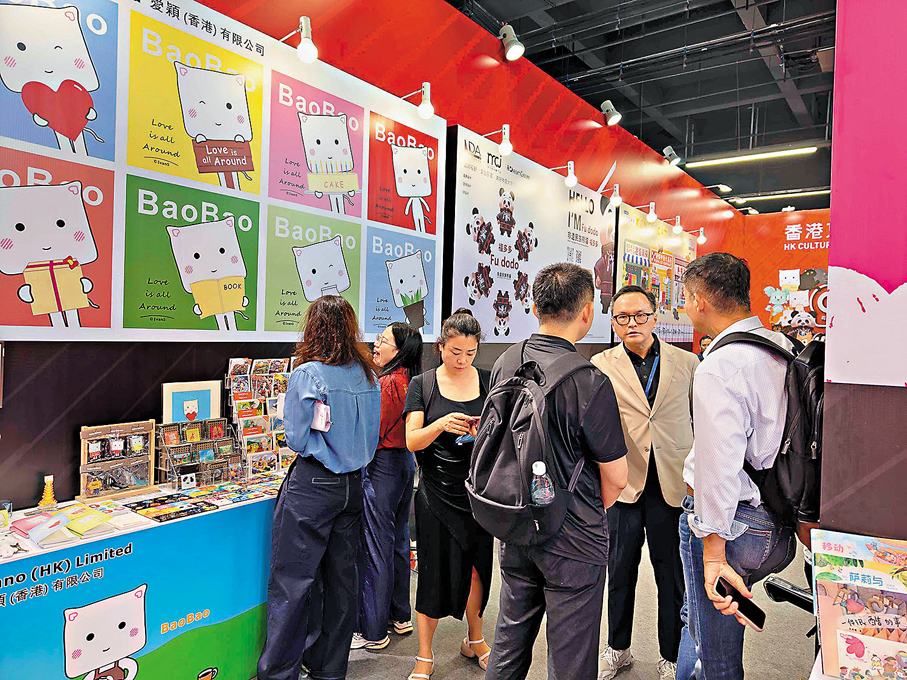 ●不少客戶在香港館參觀交流。