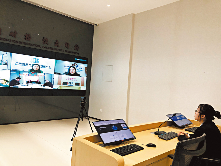 ●《大灣區法律服務市場觀察報告》顯示，隨着大灣區區域融合持續深化，跨境法律服務需求年增25%。圖為廣州開展的在線法庭化解多元糾紛。 香港文匯報記者方俊明  攝