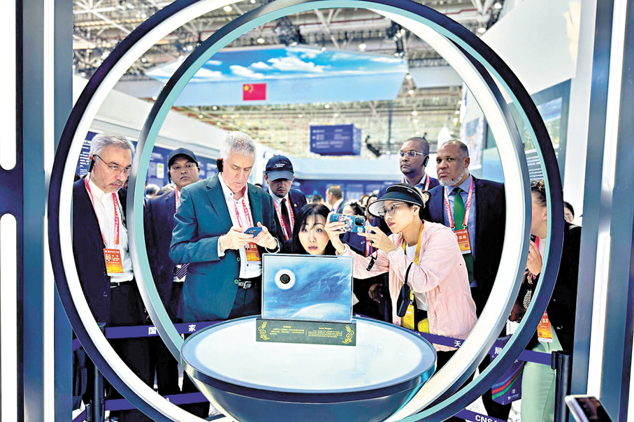 ●中國用海陸空天電領域的多個第一，交出五年來科技創新的高質量答卷。圖為第十五屆中國國際航空航天博覽會上，嫦娥六號任務取回的月球背面月壤樣品，吸引參觀者觀看拍照。 資料圖片