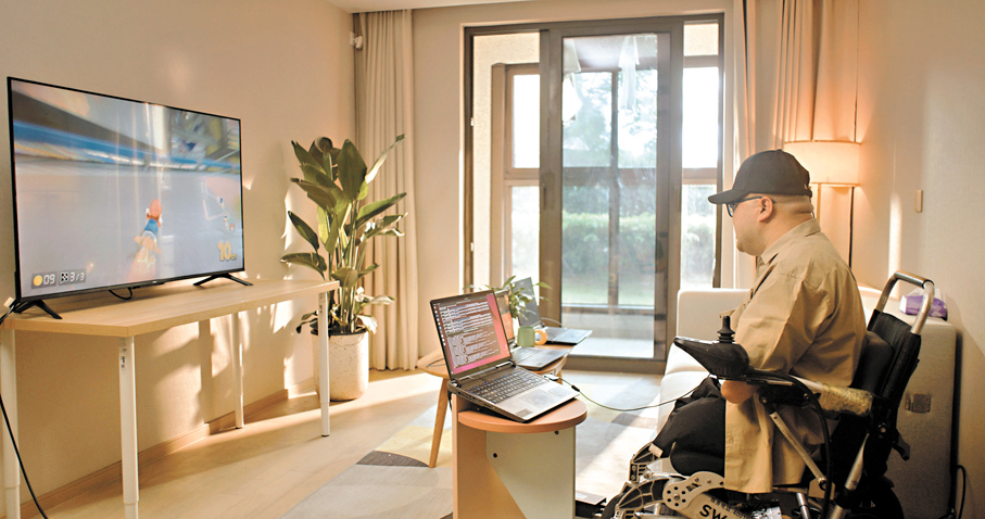 ●趙鄭拓等科研人員進行的中國首例侵入式腦機接口的前瞻性臨床試驗，受試者術後一個月腦控玩賽車遊戲。 香港文匯報北京傳真