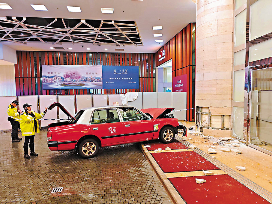 ●日前發生80歲的士司機駕駛的士在荃灣如心酒店撞斃一名菲律賓籍男旅客的車禍。圖為警員事後在場調查。 資料圖片