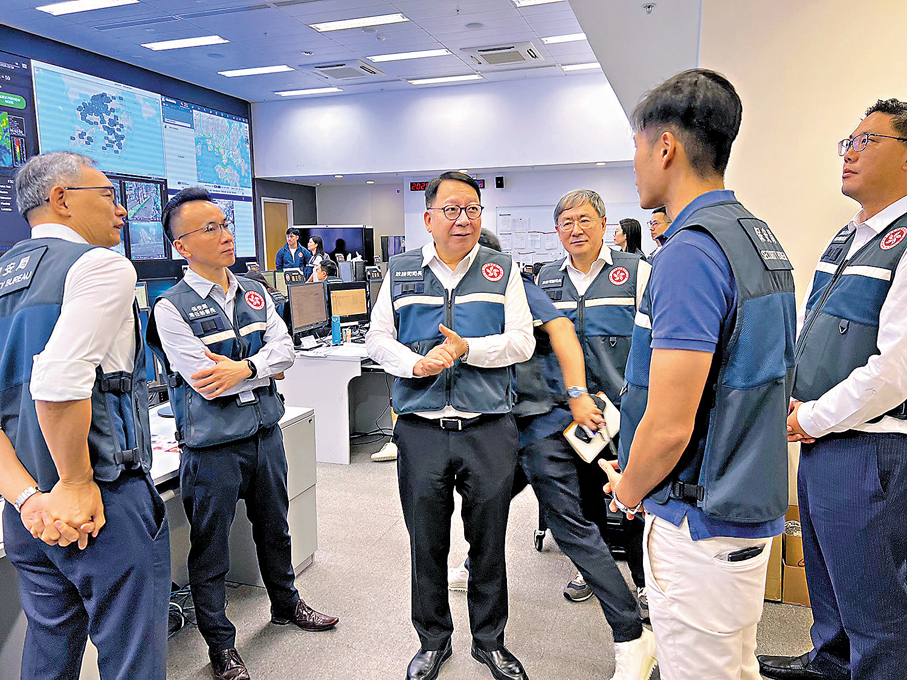 ●陳國基早前到緊急事故監察及支援中心視察，聽取部門同事匯報最新的暴雨情況及各項應變安排。 陳國基Fb圖片