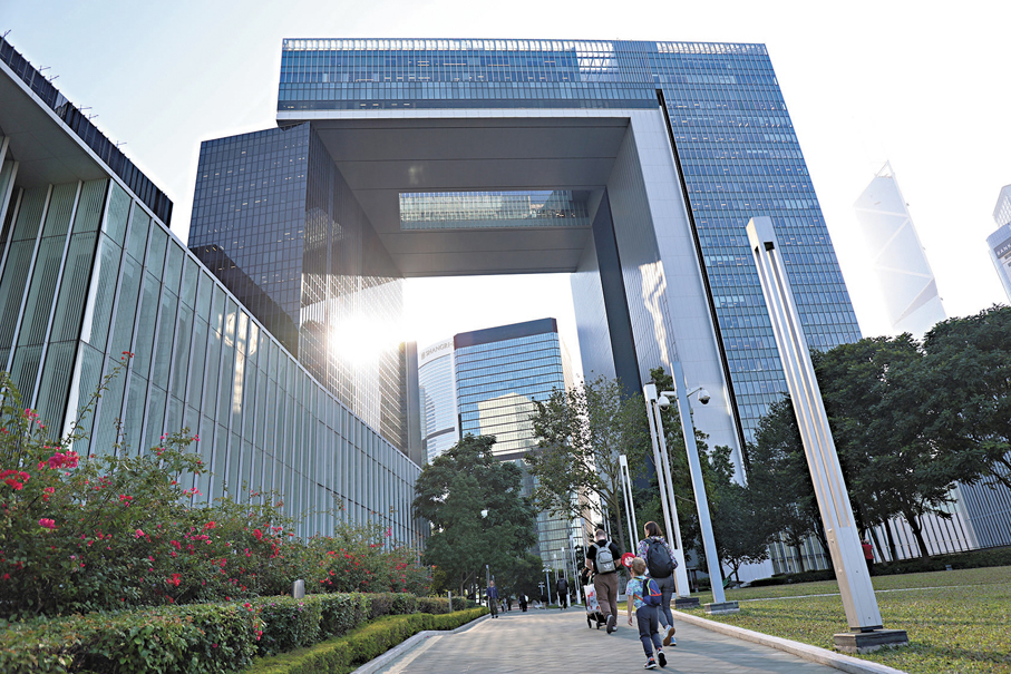 ●特區政府昨日強調，有責任依法追究在境外涉嫌干犯香港國安法及其他危害國家安全罪行的人。圖為政府總部。 資料圖片
