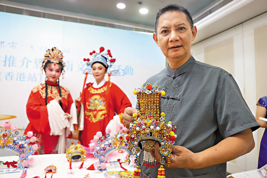 ●彩扎。 香港文汇报记者万霜灵  摄