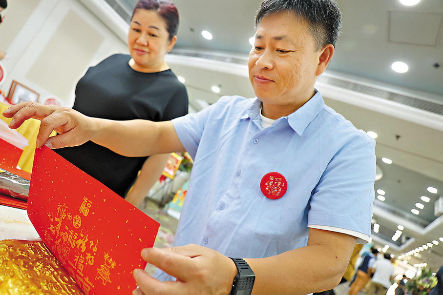 ●木版年画。 香港文汇报记者万霜灵  摄
