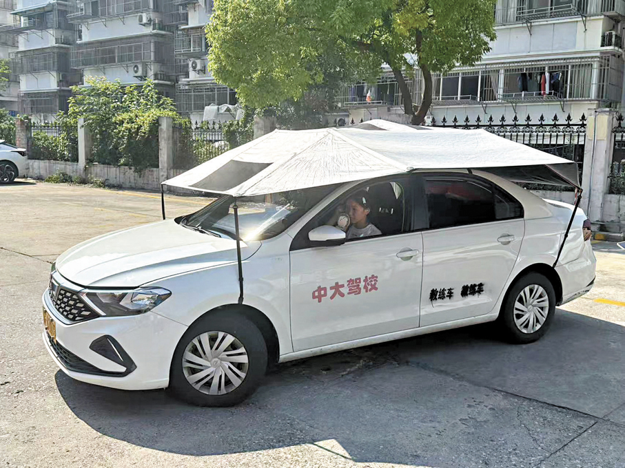 ●江蘇的高考生黃同學在駕校學車。