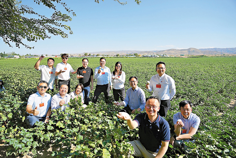 ●港區人大代表視察了解棉花種植及智慧農業應用等情況。  大公文匯全媒體記者何嘉駿  攝