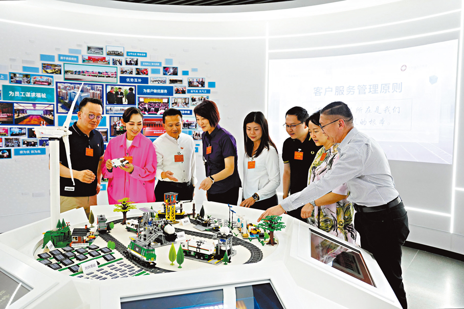 ●港區人大代表到天富集團視察了解企業發展情況。  大公文匯全媒體記者何嘉駿  攝