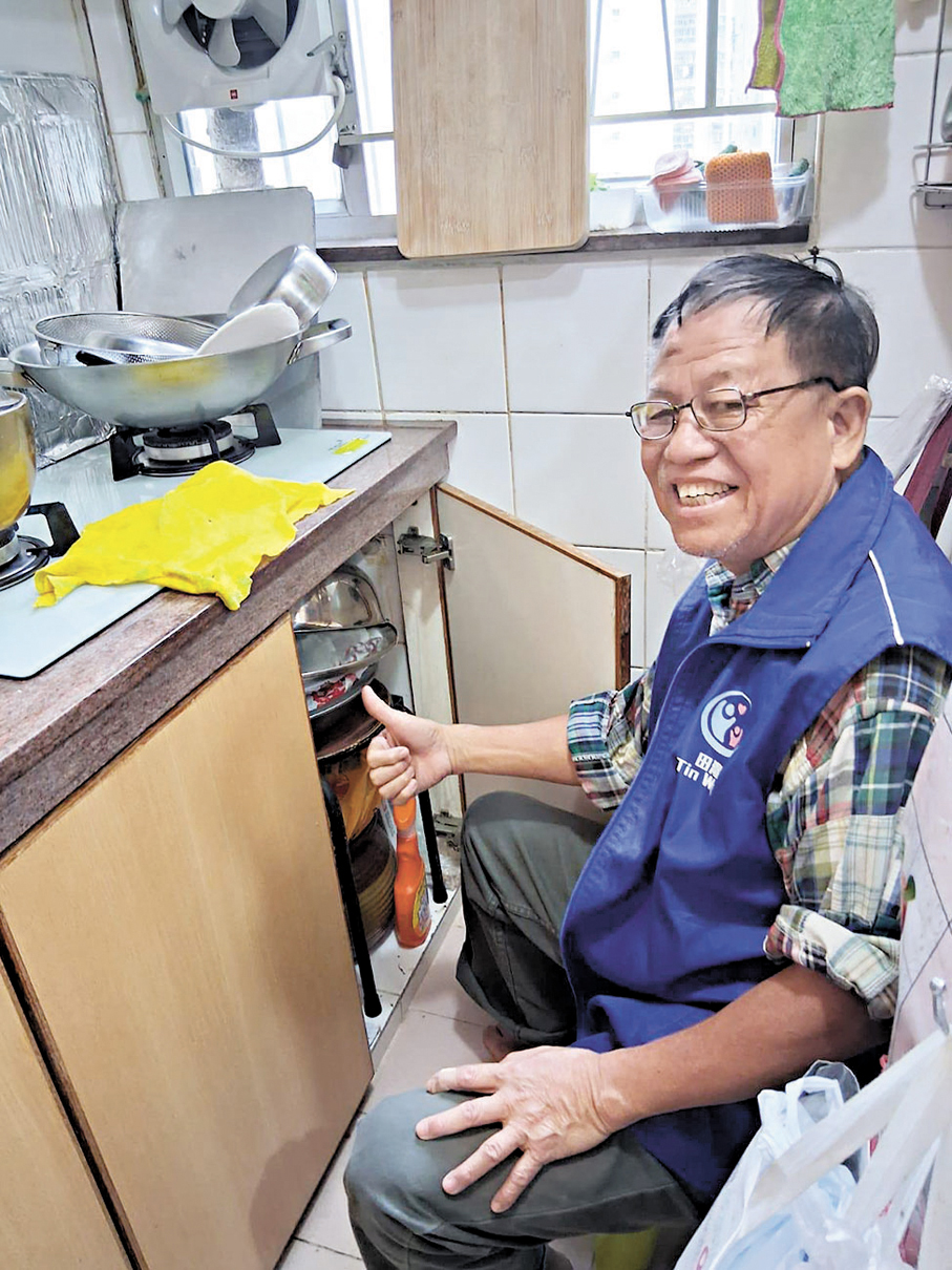 ●黃家榮為長者戶修理廚櫃。 作者供圖