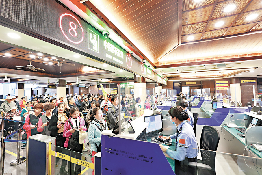 ●受暑期出遊旺季影響，機票、旅遊、賓館住宿和交通工具租賃費價格全面上漲。圖為海口出入境邊防檢查總站。 資料圖片