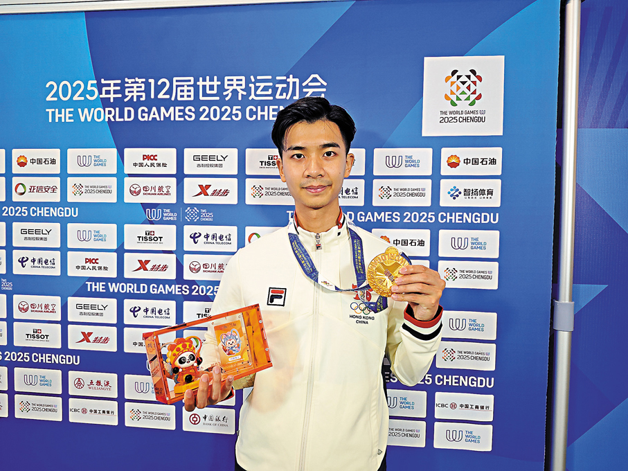 ●楊頌熹向記者展示金牌。香港文匯報記者向芸  攝