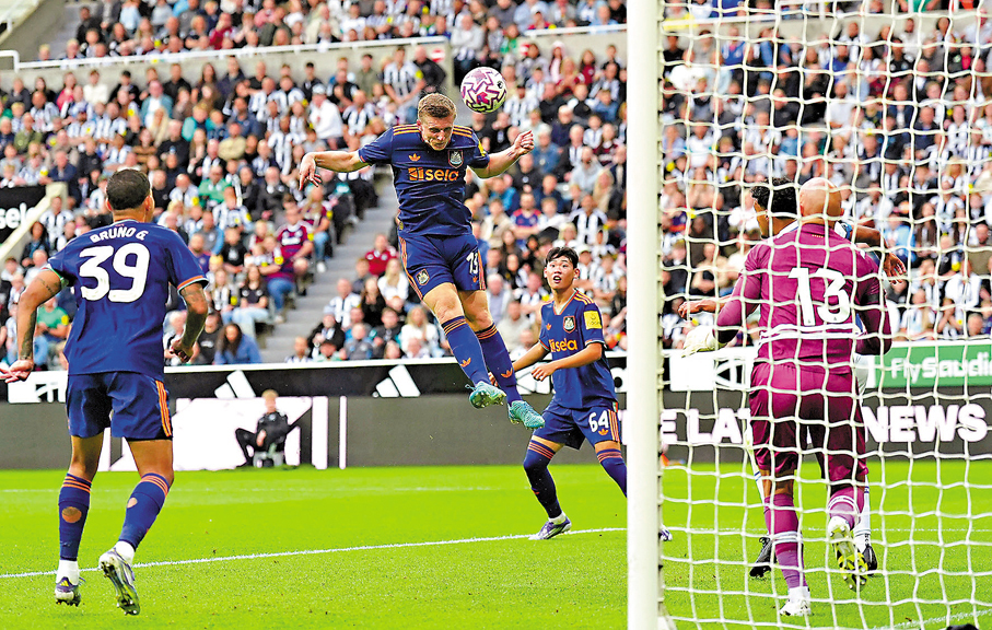 ●馬特泰基特（左）替紐卡素取得入球。美聯社