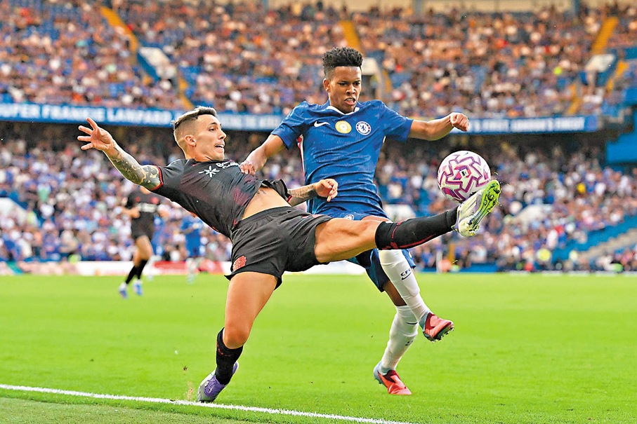 ●艾斯迪禾（右）首次替車路士上陣。  法新社