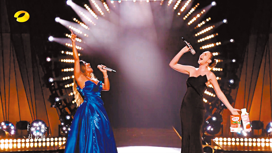 ●Mickey（左）與Loren Allred飆歌。  視頻截圖