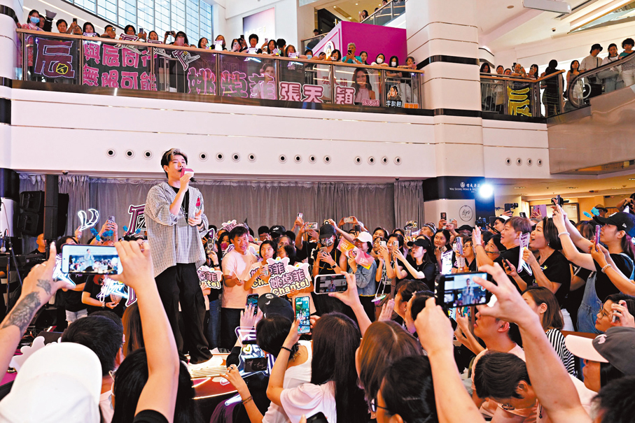 ●現場擠滿樂迷，場面墟冚。