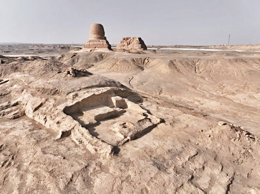 ●新疆喀什莫爾寺遺址佛塔及發掘的山門踏道遺蹟。