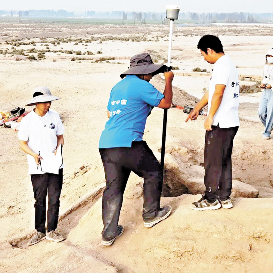 ●肖小勇考古團隊在莫爾寺遺址考古。