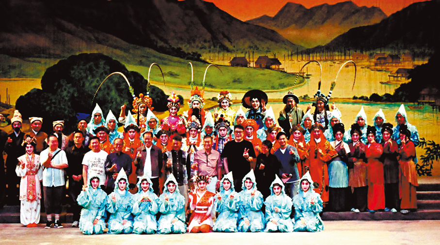 ●《寶珠奇潭》演出後，台前幕後大合照。