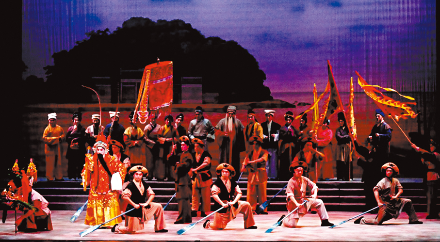 ●舞台上，侯王爺爺壓陣划龍舟。